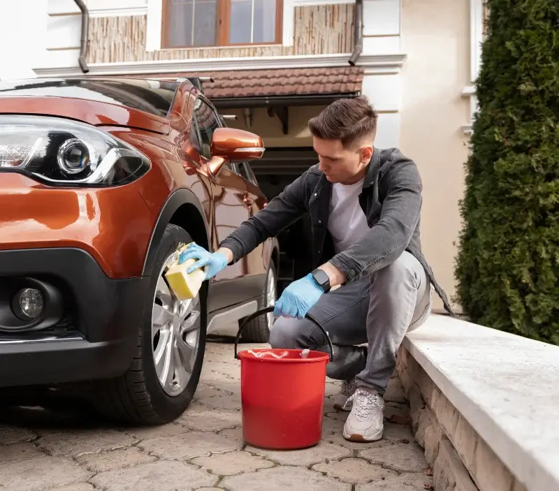 Lavage auto à domicile Fronsac : professionnel intervenant sur un véhicule